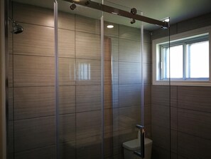 Standard Double Room | Bilik Mandi | Gabungan pancuran/tab mandi, tuala disediakan 