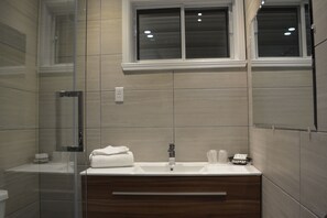 Superior Room, 1 Queen Bed, Non Smoking | Bathroom | Combined shower/bathtub, towels - Motel Chez Nous (Laval)