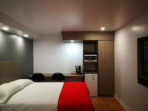 (Renovated) Queen Room with Two Queen Beds-Non Smoking | Free WiFi - Motel Chez Nous (Laval)