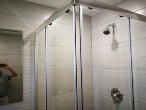 Bañera con ducha, toallas