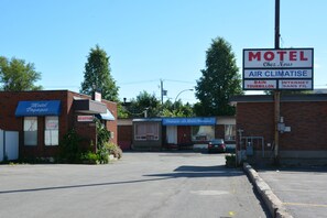 Front of property - Motel Chez Nous (Laval)