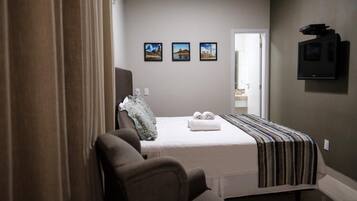 1 quarto, frigobar, escrivaninha, cortinas blackout