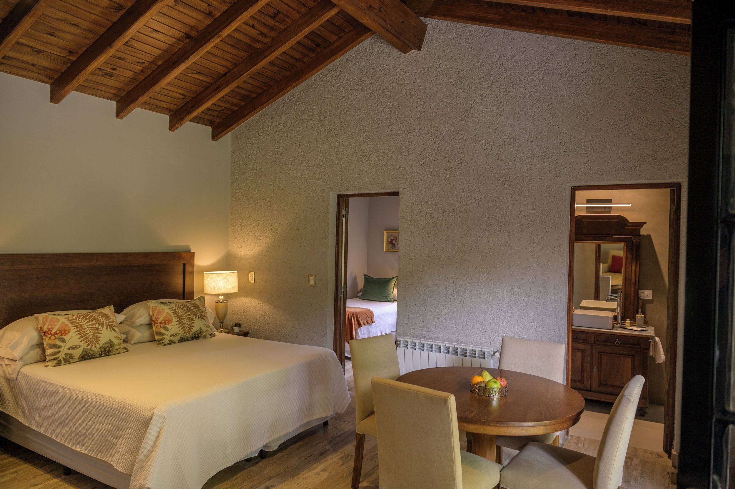 尊爵三人房 | 客房內保險箱、熨斗/熨衣板、免費無線上網、床單