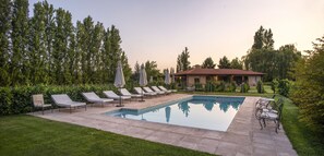 Piscine extérieure, chaises longues