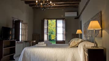 Caja de seguridad en la habitación y tabla de planchar con plancha