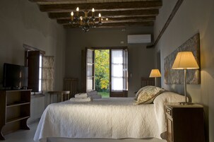 Cofres nos quartos, ferros/tábuas de passar roupa, Wi-Fi de cortesia