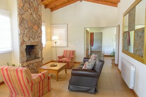 Family Cabin, 4 Bedrooms | Living area