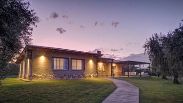 In-room safe, iron/ironing board, free WiFi, bed sheets