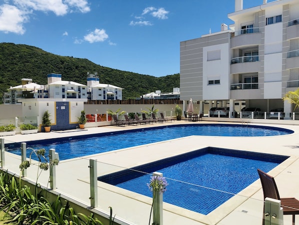 2 outdoor pools, open 9:00 AM to 10:00 PM, pool umbrellas, pool loungers - Apartamento Nobre da Praia dos Ingleses (Florianópolis)