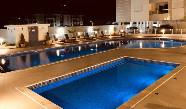 2 室外游泳池，09:00 至 22:00 开放，池畔遮阳伞，日光浴躺椅