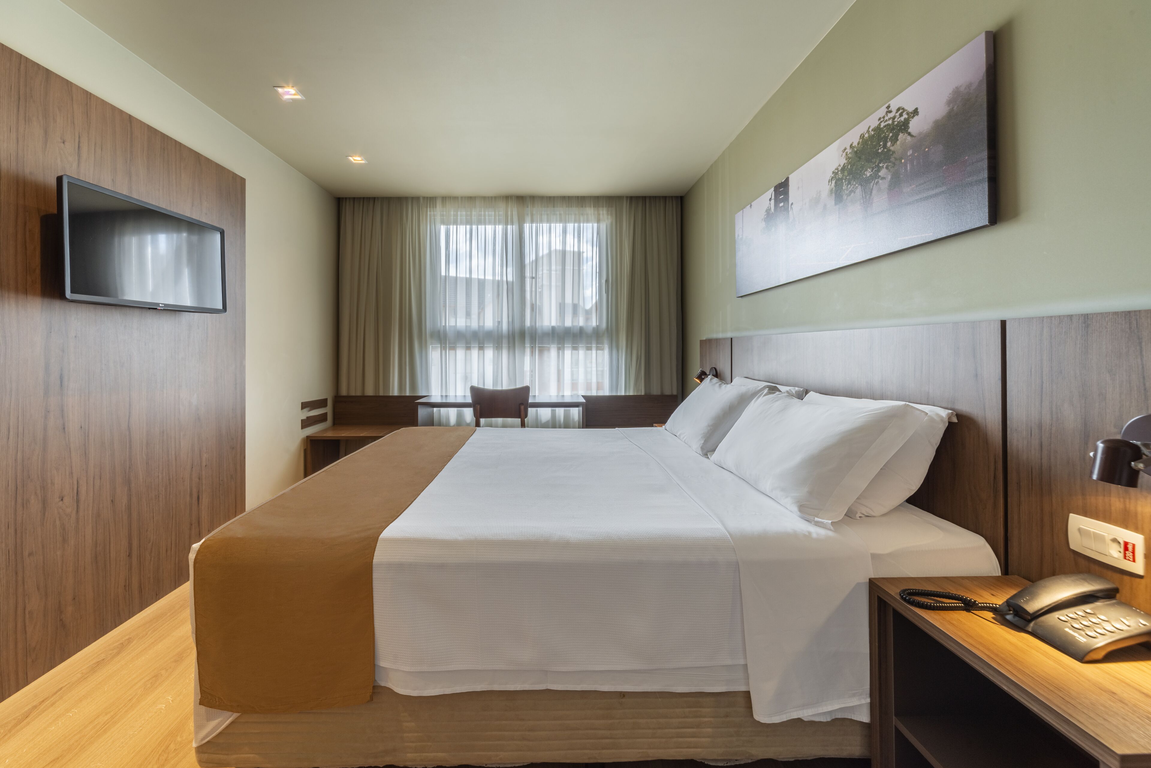 deluxe room | hypo-allergenic bedding, down duvets, select comfort beds, minibar