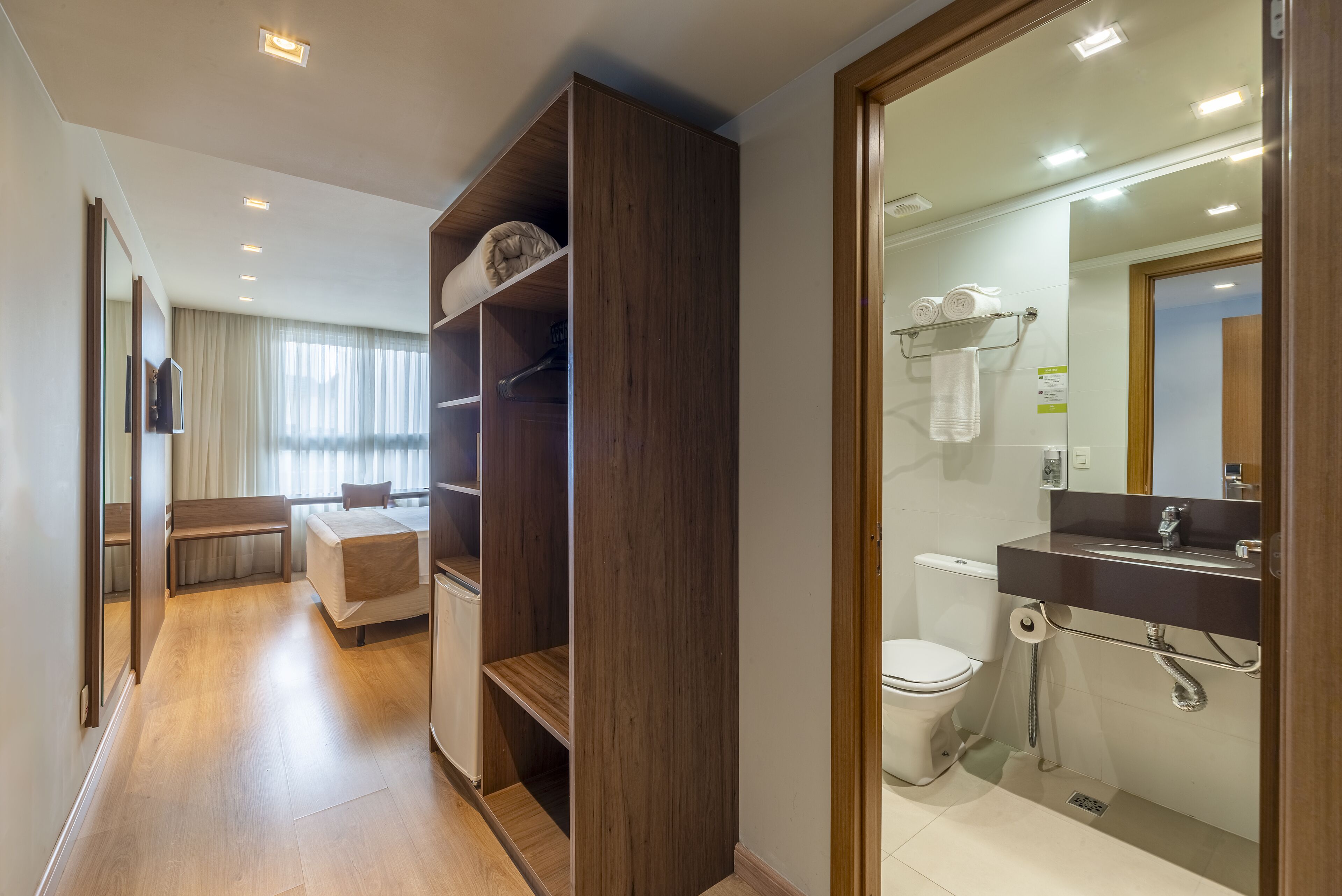 deluxe room | hypo-allergenic bedding, down duvets, select comfort beds, minibar