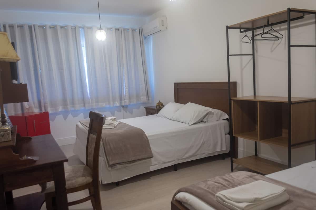 Standaard driepersoonskamer, meerdere bedden | Een minibar, een kluis op de kamer, een bureau, gratis wifi