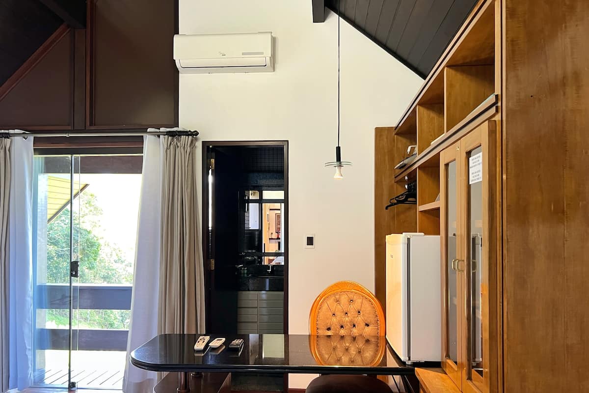Tweepersoonskamer, 1 tweepersoonsbed, privébadkamer, uitzicht op heuvels | Een minibar, een kluis op de kamer, een bureau, gratis wifi