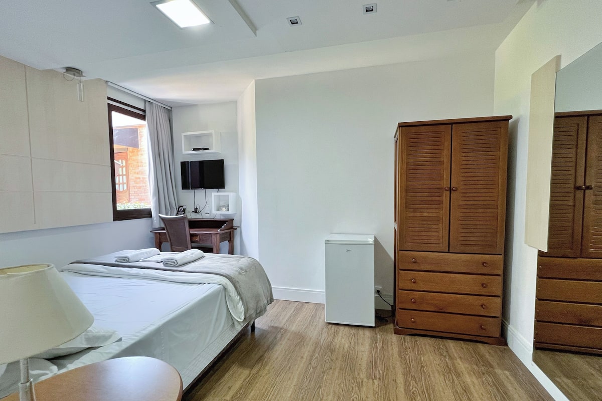 Standaard tweepersoonskamer, 1 tweepersoonsbed | Een minibar, een kluis op de kamer, een bureau, gratis wifi