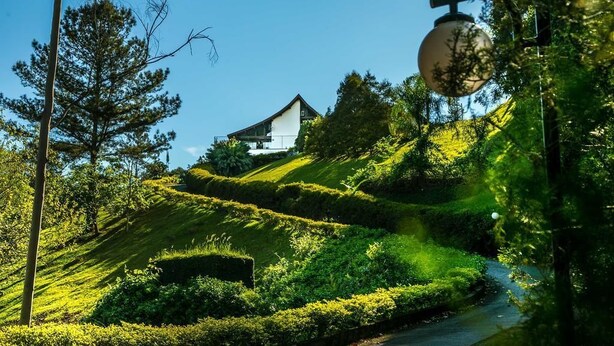 Una casa en una ladera con cielo despejado.