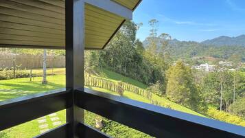 Dobbeltrom, 1 dobbeltseng, privat bad, utsikt mot høyde | Balkong