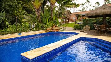 Ulkouima-allas avoinna 9.00–22.00, aurinkotuoleja