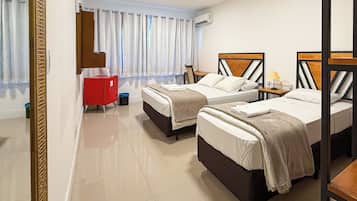 Quarto triplo standard, várias camas | Frigobar, cofres nos quartos, escrivaninha, Wi-Fi de cortesia