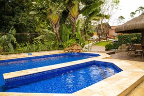 Outdoor pool, open 9:00 AM to 10:00 PM, pool loungers - Pousada Casa Branca (Pomerode)