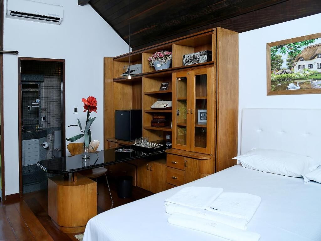 迷你吧、房內夾萬、書桌、免費 Wi-Fi