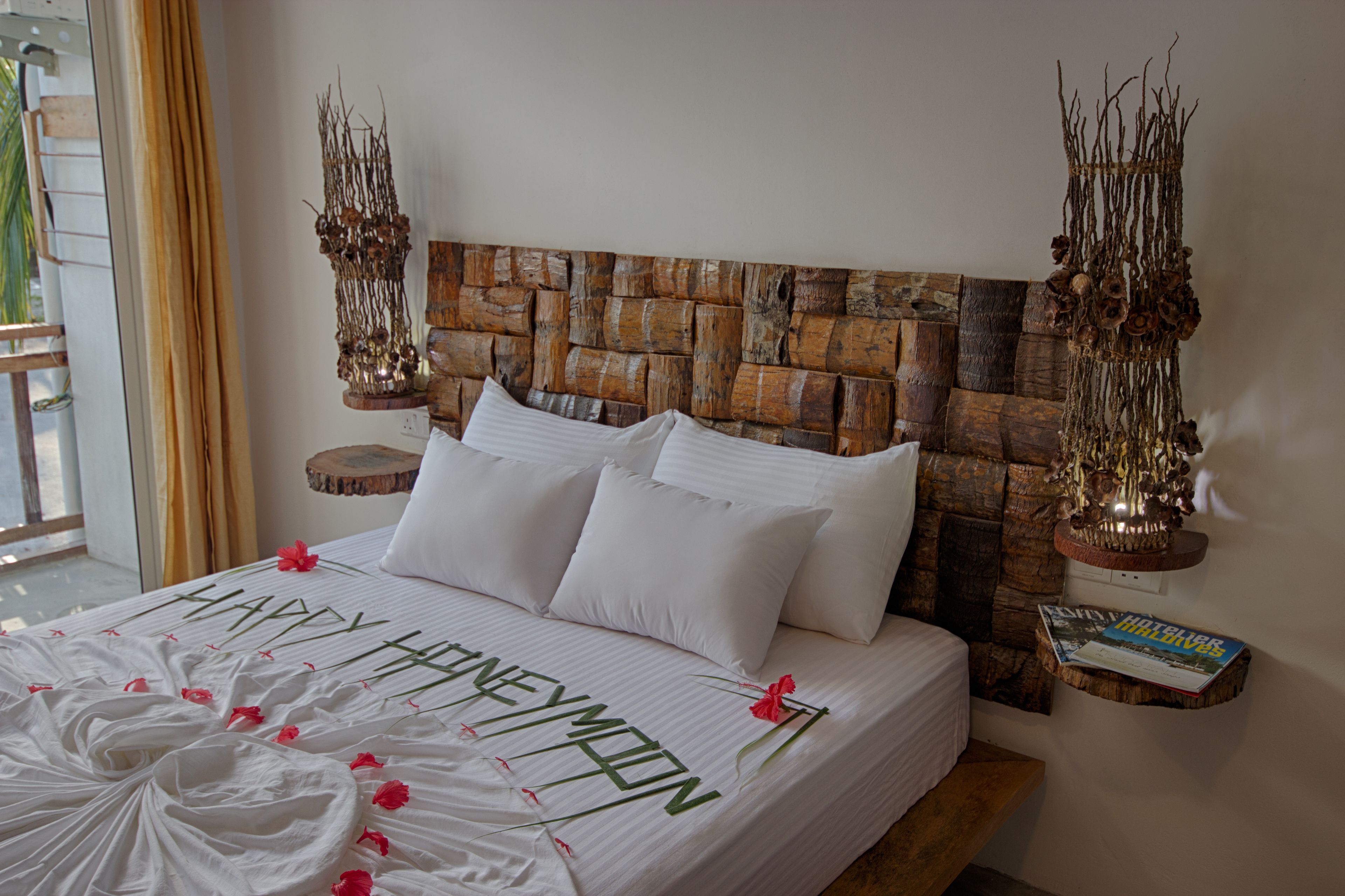 Peralatan tempat tidur premium, bar mini, peti besi dalam bilik 