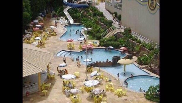 A resort pool area with multiple pools, sun loungers, and umbrellas. - Golden Dolphin Grand Hotel - Apartamento (Caldas Novas)