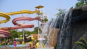 A water park with multiple slides and a pool area. - Golden Dolphin Grand Hotel - Apartamento (Caldas Novas)