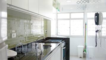 Full-size fridge, microwave, oven, stovetop