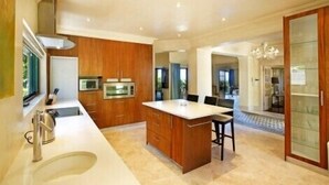 Unclassified image, 4 of 57, button - Q in Fresnaye (Cape Town)