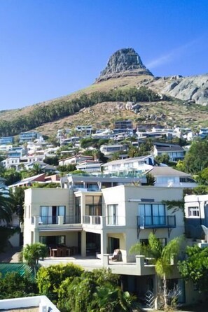 Exterior - Q in Fresnaye (Cape Town)