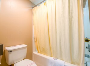 Standard Double Room, 2 Double Beds | Bathroom