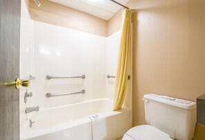 Habitación estándar, 1 cama King size | Baño | Tina con regadera, amenidades de baño gratuitas, secadora de cabello 