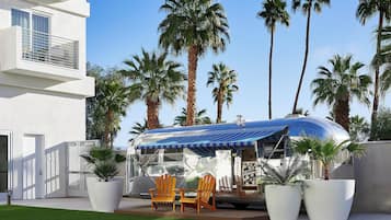 Ropa de cama de alta calidad y caja de seguridad en la habitación