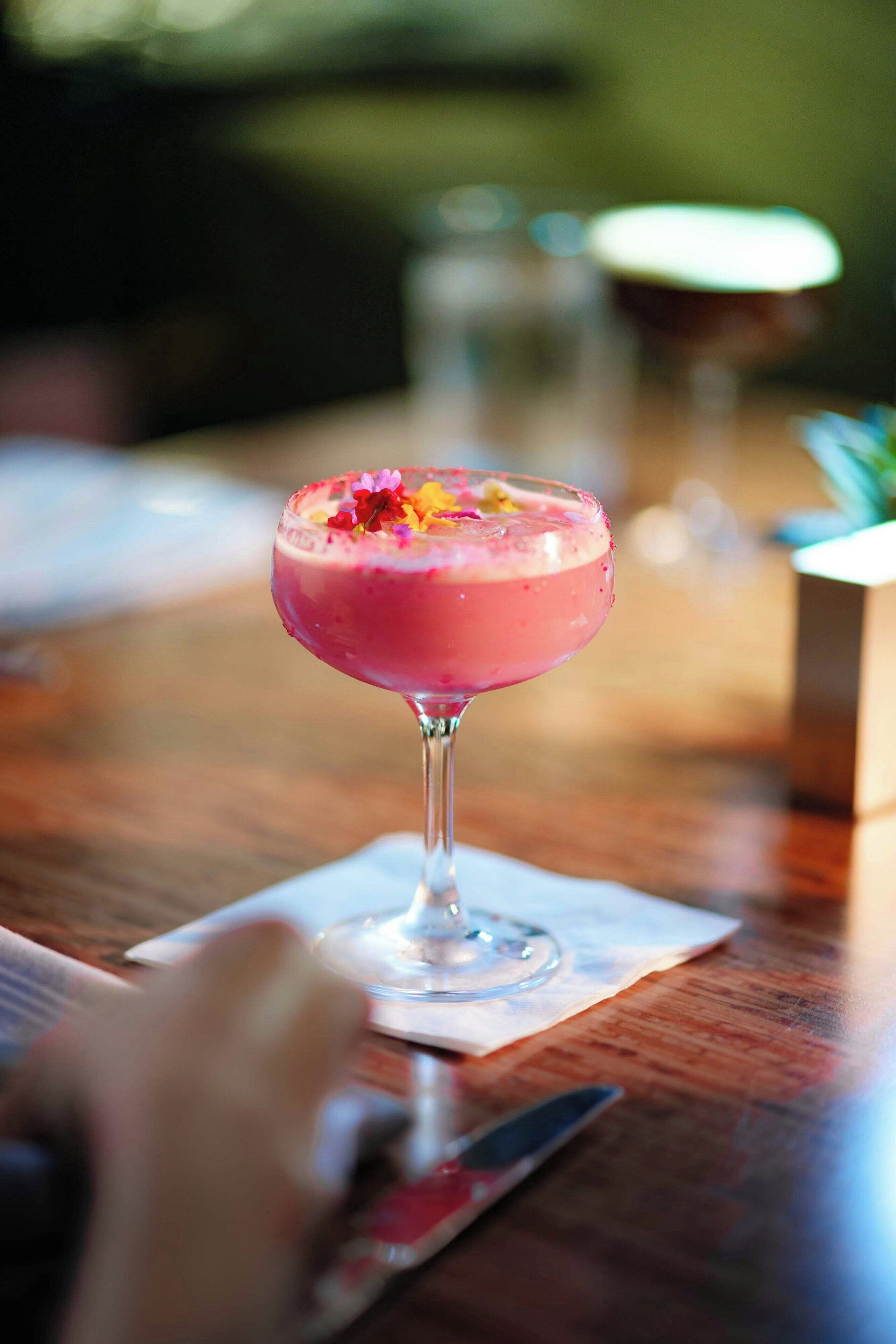 Lasissa oleva cocktail puupöydällä.