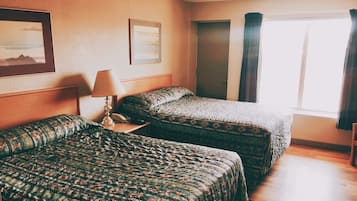 Kamar Double, 2 Tempat Tidur Queen | Meja kerja, Wi-Fi gratis, dan seprai linen