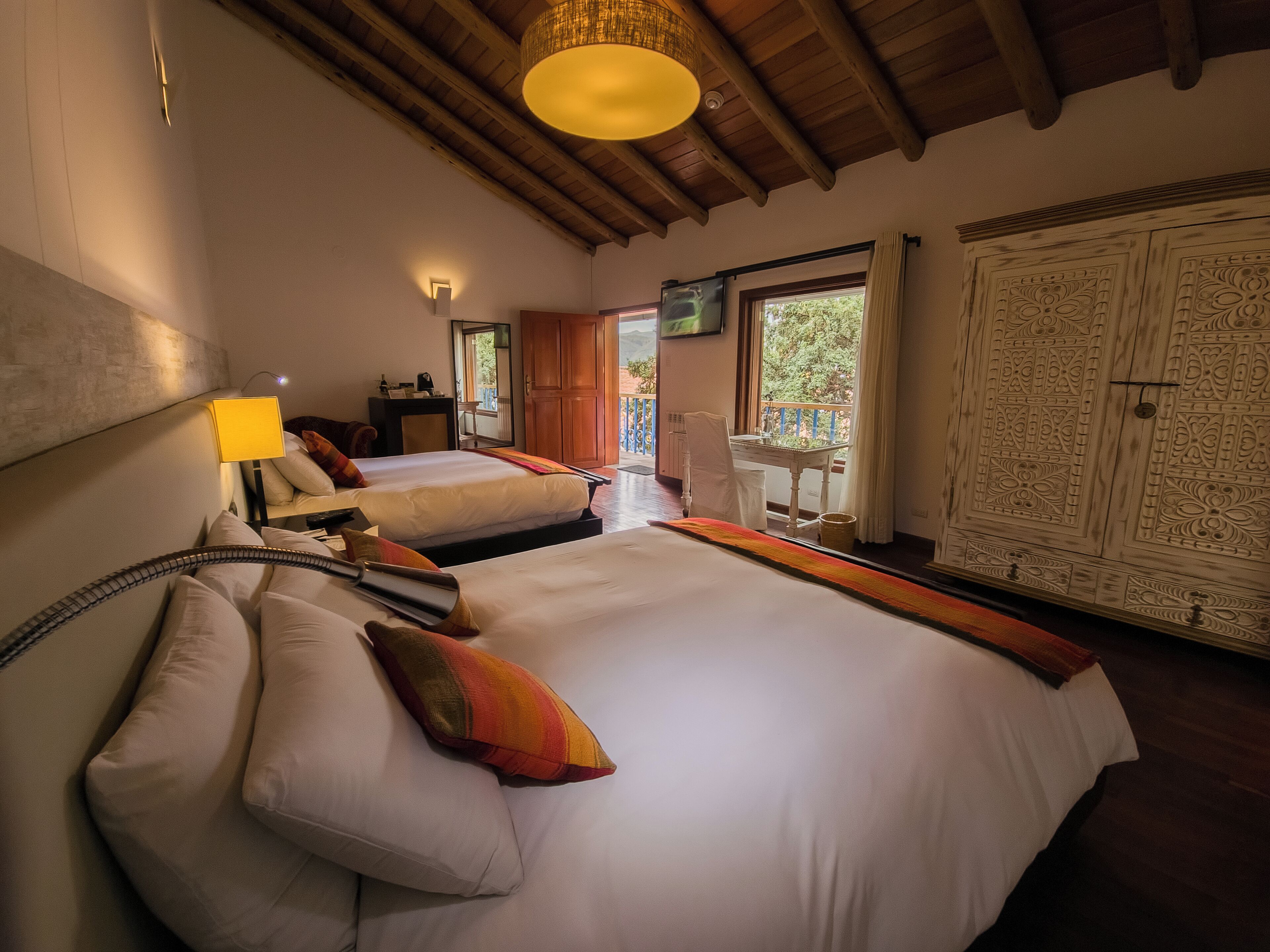 デラックス スイート クイーンベッド 2 台 シティビュー タワー | エジプト綿のシーツ、高級寝具、羽毛の掛け布団、ピロートップベッド