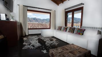 Suite presidencial, 1 cama de matrimonio grande, vistas a la ciudad, en una planta alta | Zona de estar | Una televisión LCD