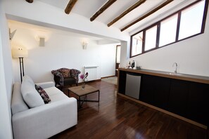 Suite – signature, 1 kingsize-seng med sovesofa, byutsikt, tårn | Oppholdsrom | LCD-TV