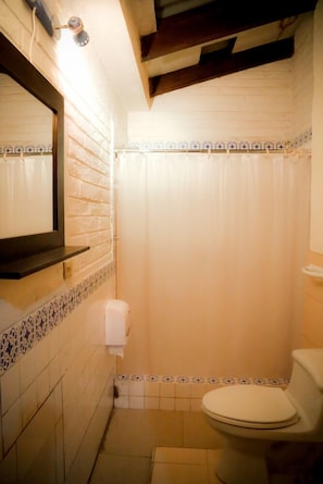 Shower, hair dryer (on request), towels - Blue House Youth Hostel (Quito)