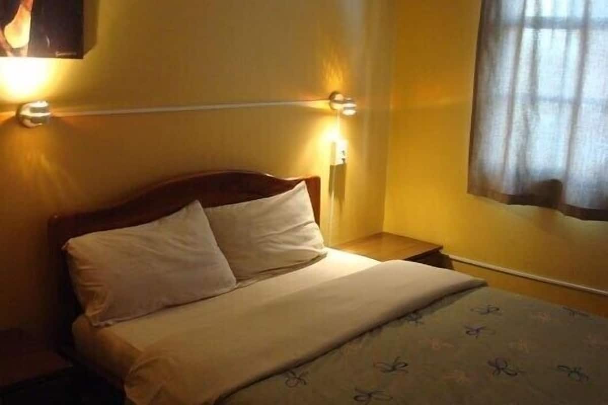 Basic-Doppelzimmer, 1 Queen-Bett, Gemeinschaftsbad