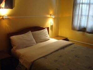 Doppia Basic, 1 letto queen, bagno condiviso | Wi-Fi gratuito