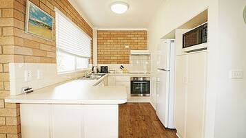 Apartment, 2 Bedrooms | Dapur peribadi | Peti sejuk, ketuhar gelombang mikro, ketuhar, dapur