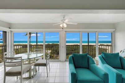 AMAZING GULF FRONT, 3 Bedrooms, Sleeps 8, Pets Welcome, Pool & bikes included!