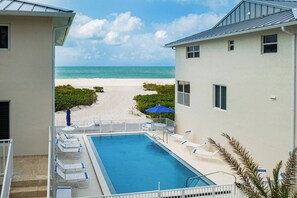 Alberca al aire libre y alberca climatizada