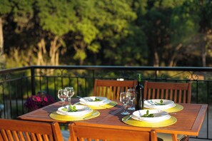 Outdoor dining - Loggos Summer House - Upper Floor Apartment (Zakynthos)