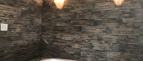 Douche, baignoire à jets, sèche-cheveux, serviettes fournies