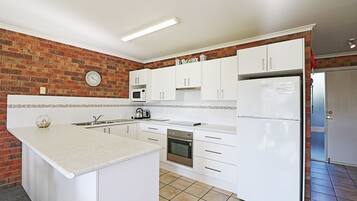 Apartemen, 2 kamar tidur, pemandangan danau | Dapur pribadi | Lemari es besar, microwave, oven, dan kompor