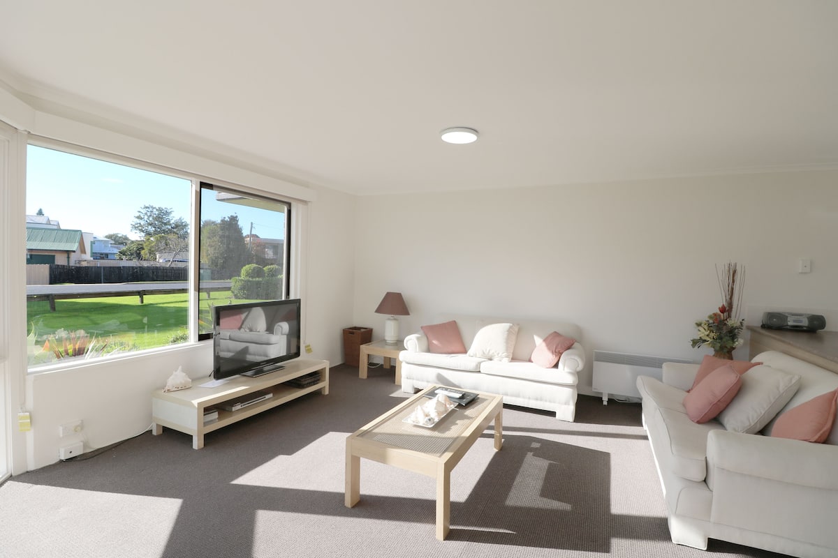 Appartamento, 2 camere da letto, vista lago | Pasti in camera