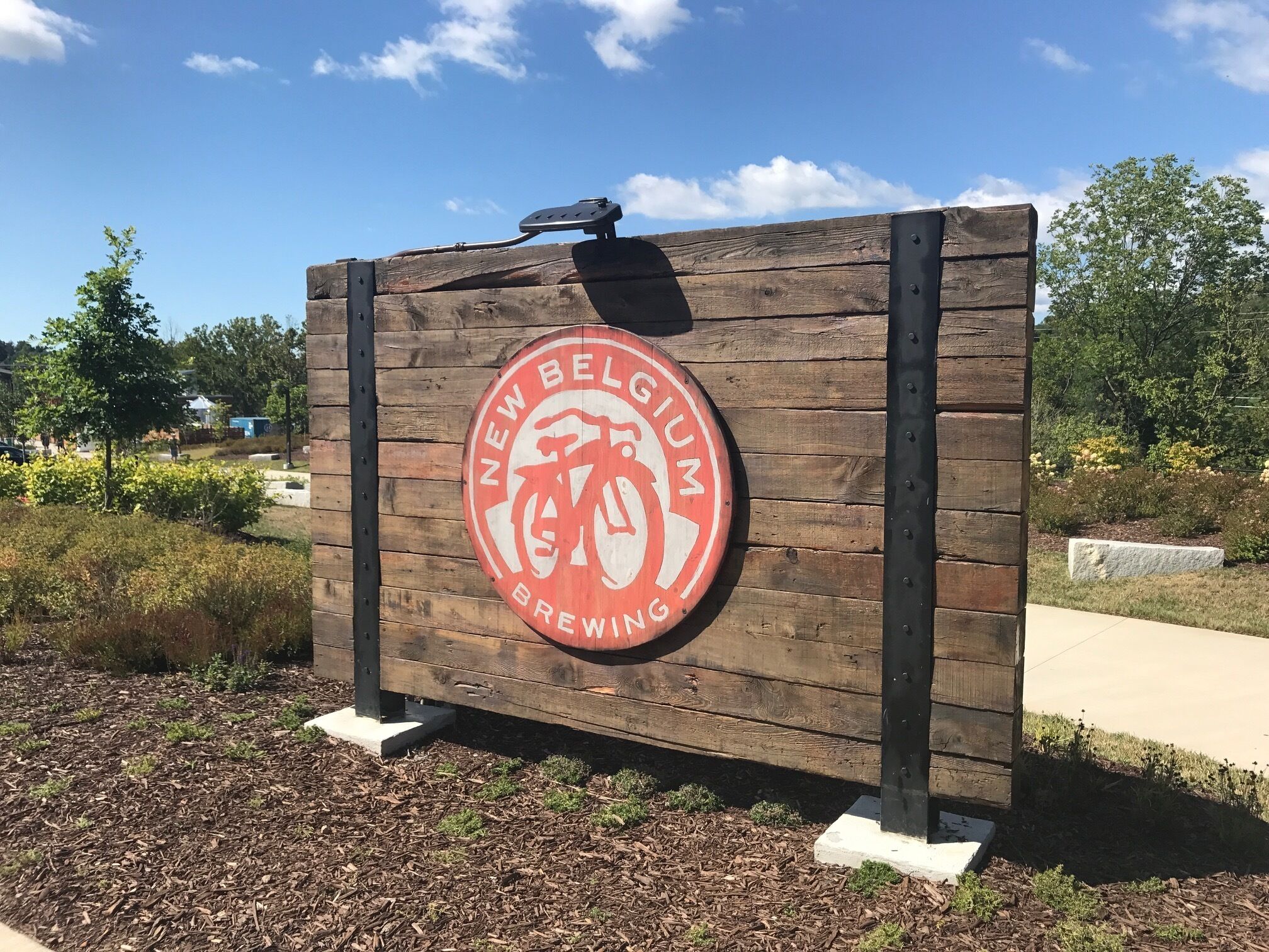 Une enseigne en bois portant le logo de la brasserie New Belgium.